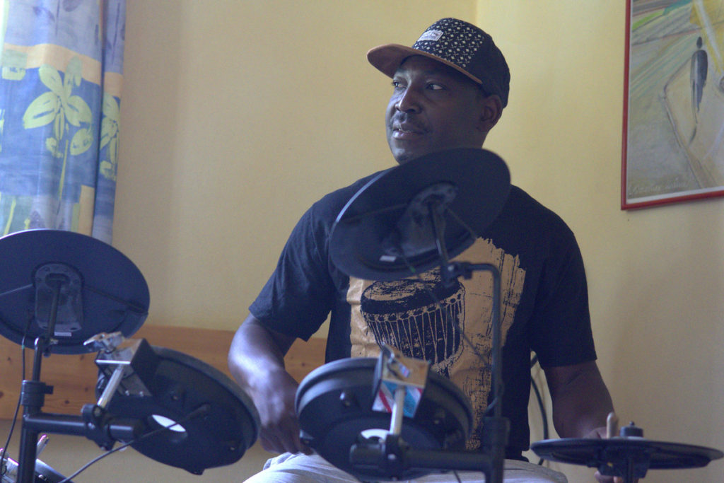 Pierrick am Schlagzeug