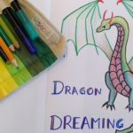 Drache, Buntstifte und der Titel "Dragon Dreaming"